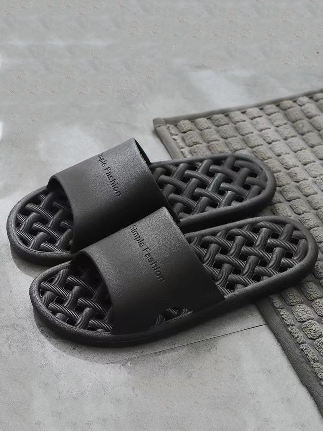 Men Letter Embossed Bathroom Slippers,Men's non-slip shower sandals, breathable, odor-resistant, leak-proof water hole design, suitable for indoor use