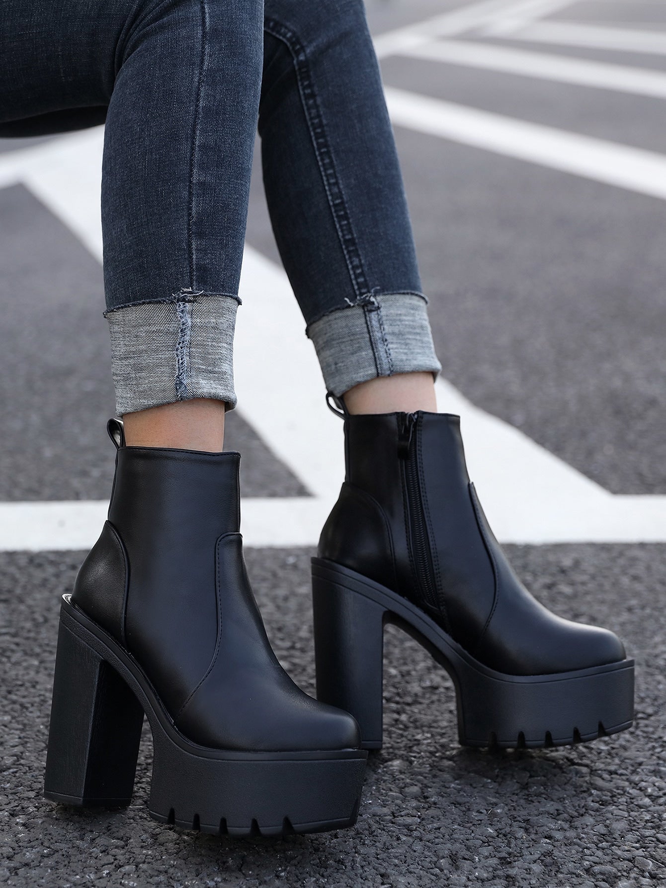 Women's High Heeled Thick-soled Black Short Boots With Platform, Chunky Heel Round Toe Ankle Boots