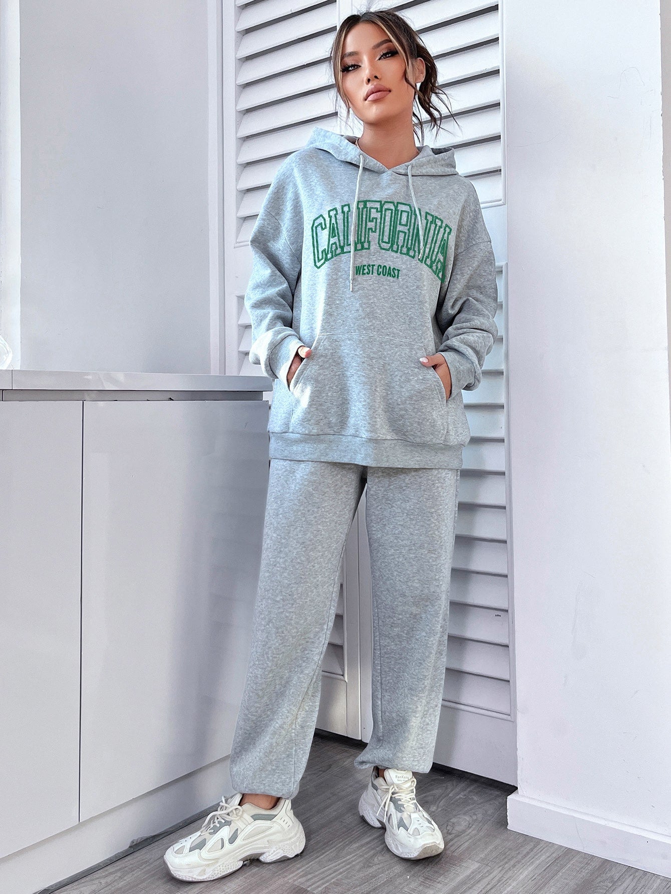 Letter Graphic Kangaroo Pocket Drop Shoulder Drawstring Hoodie & Sweatpants