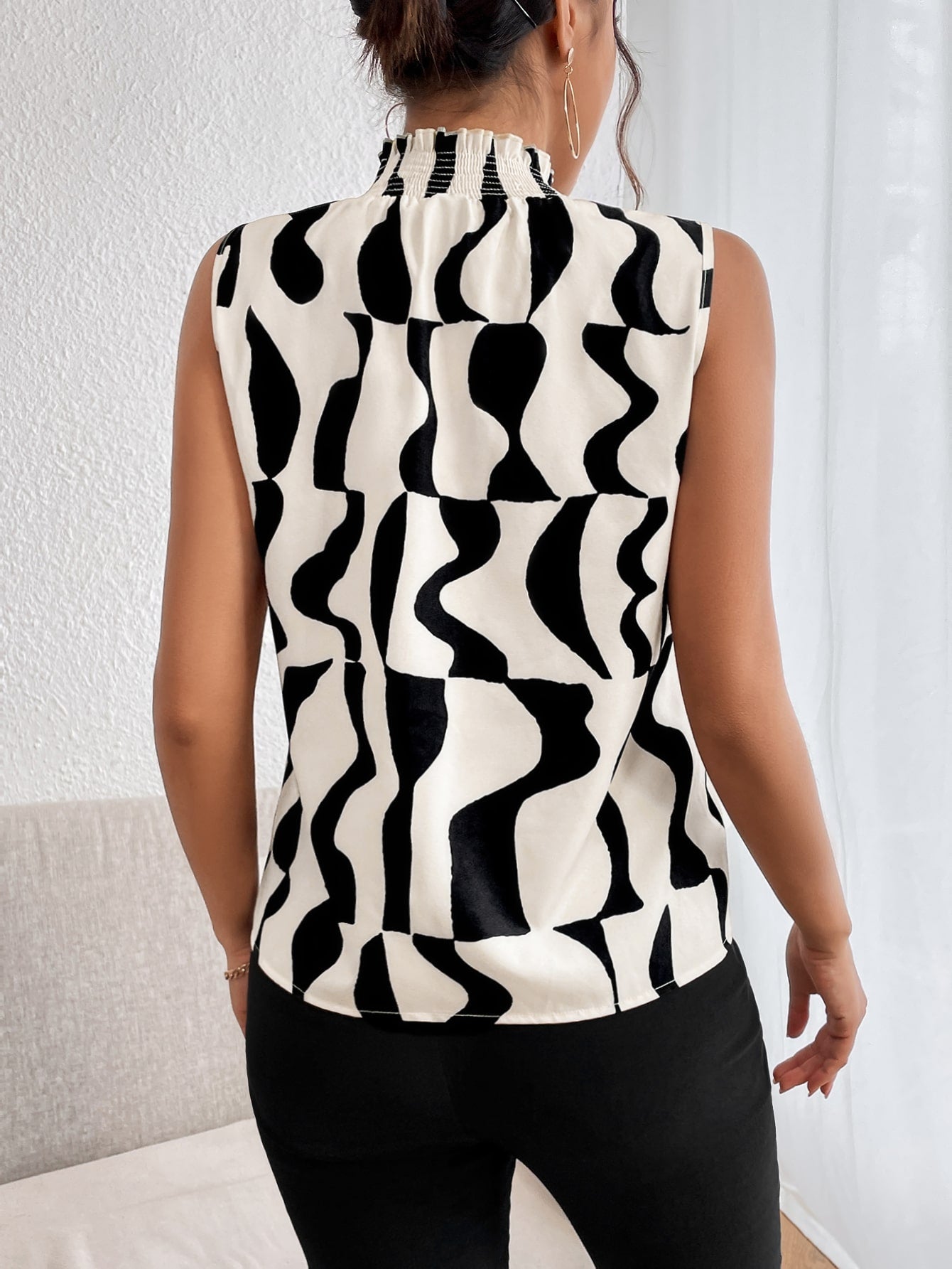 Privé Women'S Geometric Pattern Mock Neck Sleeveless Blouse