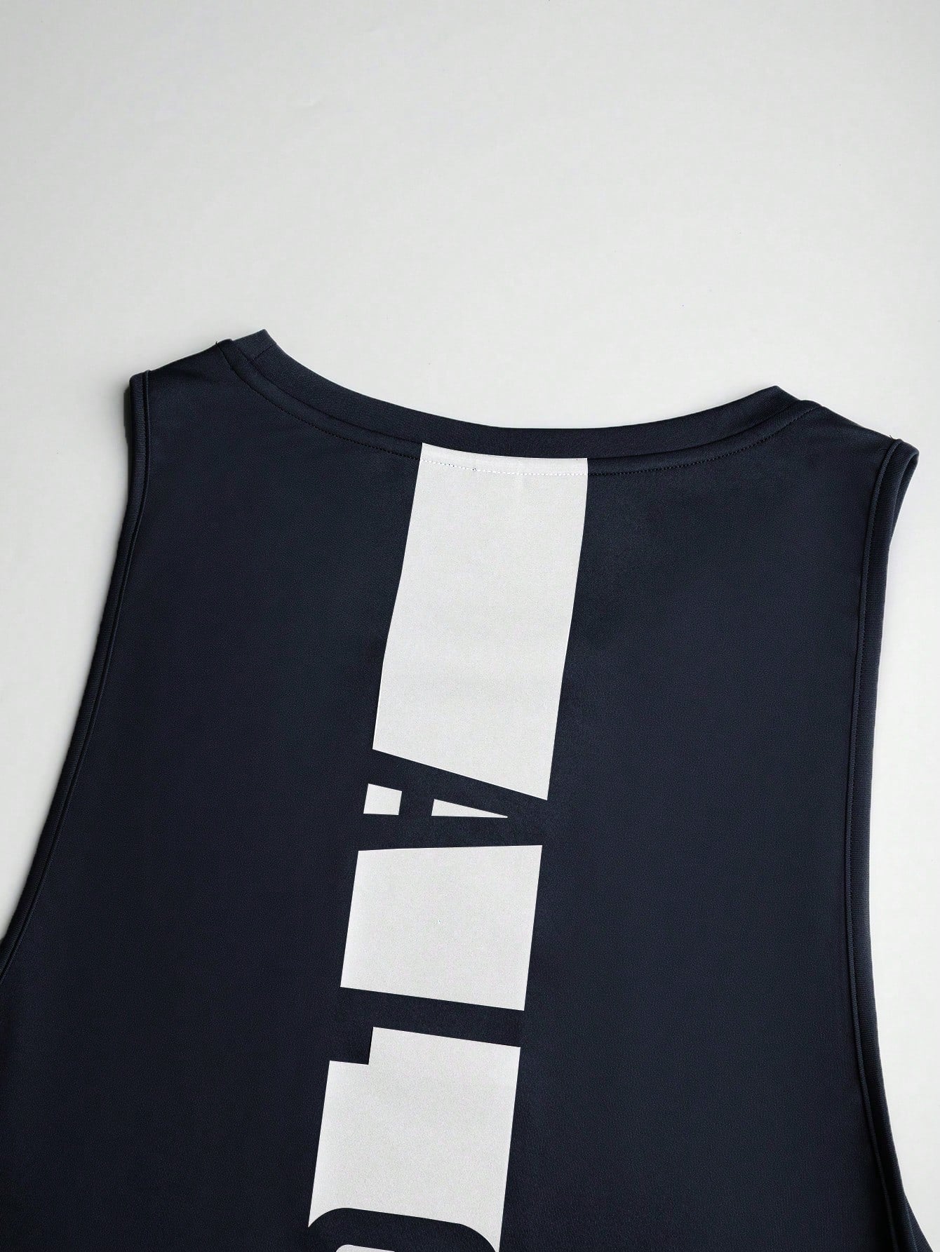 Manfinity Men Letter Graphic Contrast Panel High Low Hem Tank Top