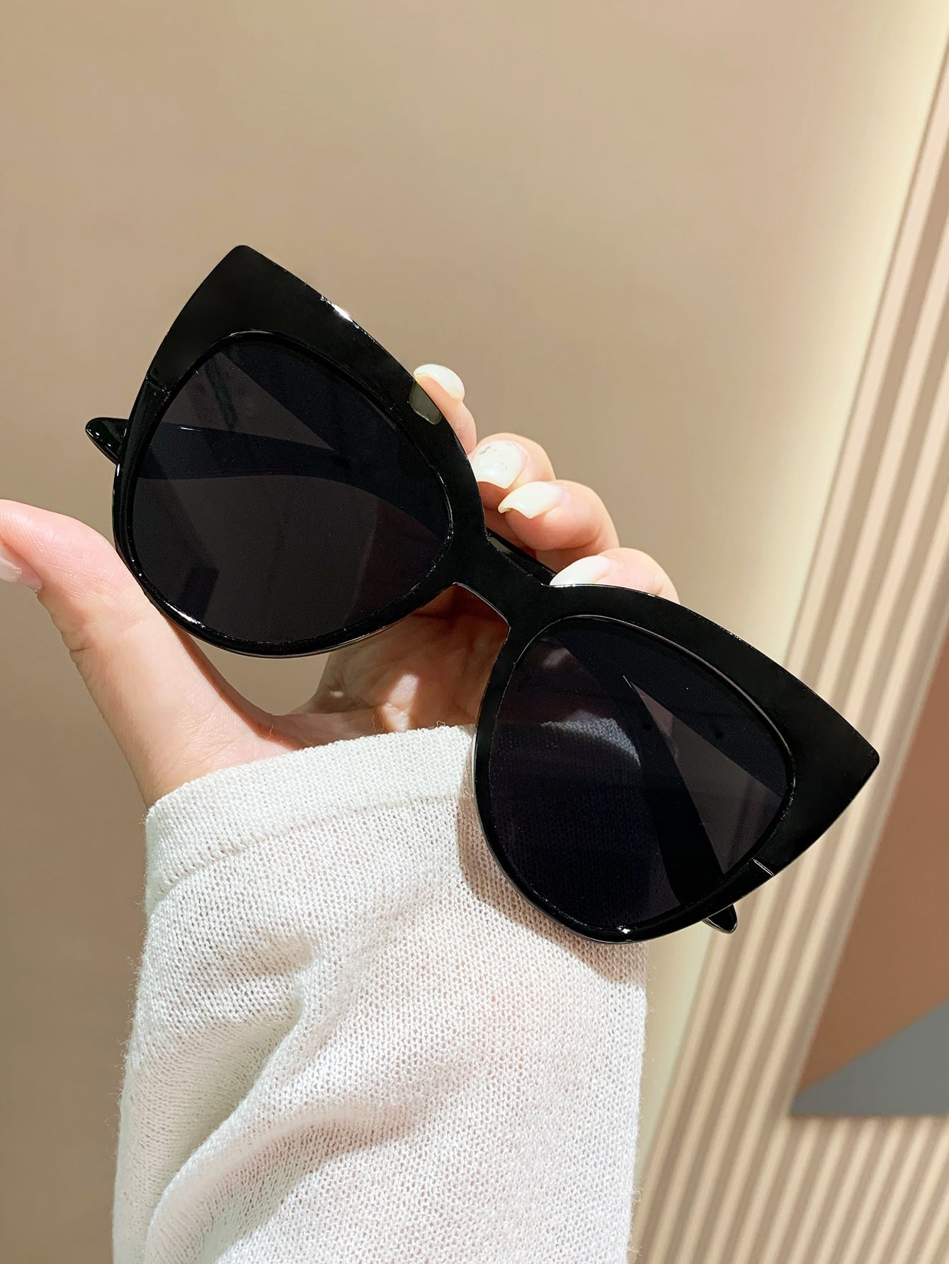 1pc Plastic Frame Cat Eye Shaped Black Fashionable Beach Sun Protection Sunglasses-The Perfect Travel Accessory for Women