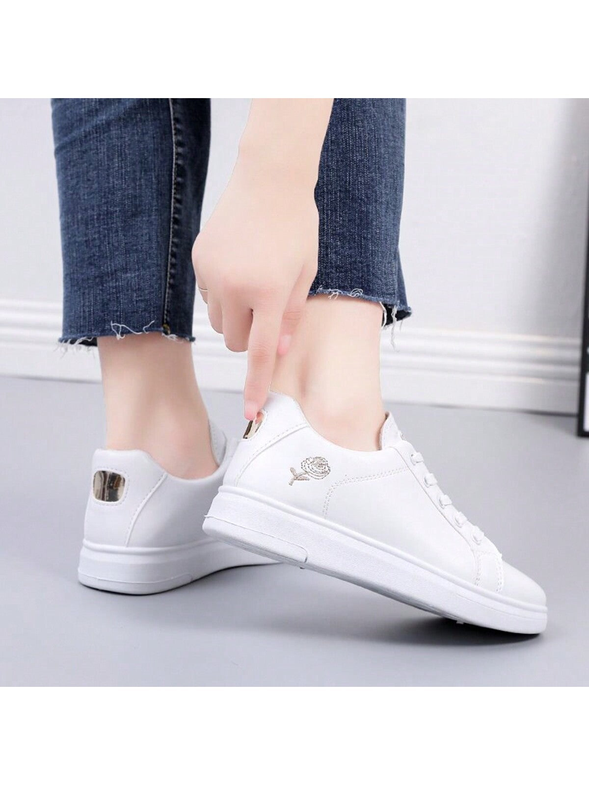 Ladies' Casual White Lace-Up Sport Shoes Decorated With Floral Pattern, Pu Leather, Low-Cut, Round Toe, Flat Heel