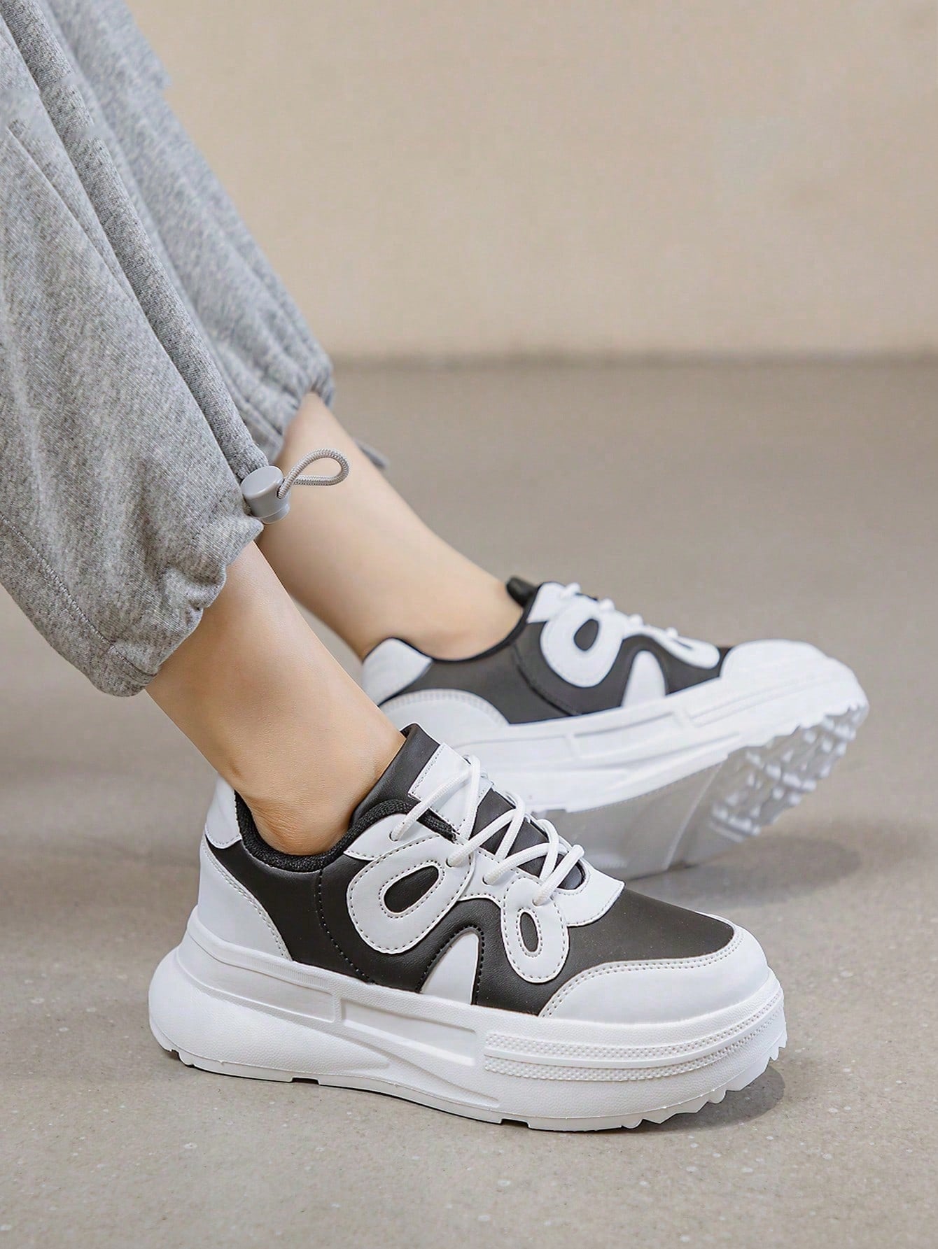 Women's Shoes Ladies' Breathable And Non-Slip Casual Low-Top Outdoor Sports Shoes, With Lace-Up Design, Ideal For College And Casual Style, Suitable For Running And Walking, Made Of Black-White Pu Leather, Suitable For Winter, With Low Heels