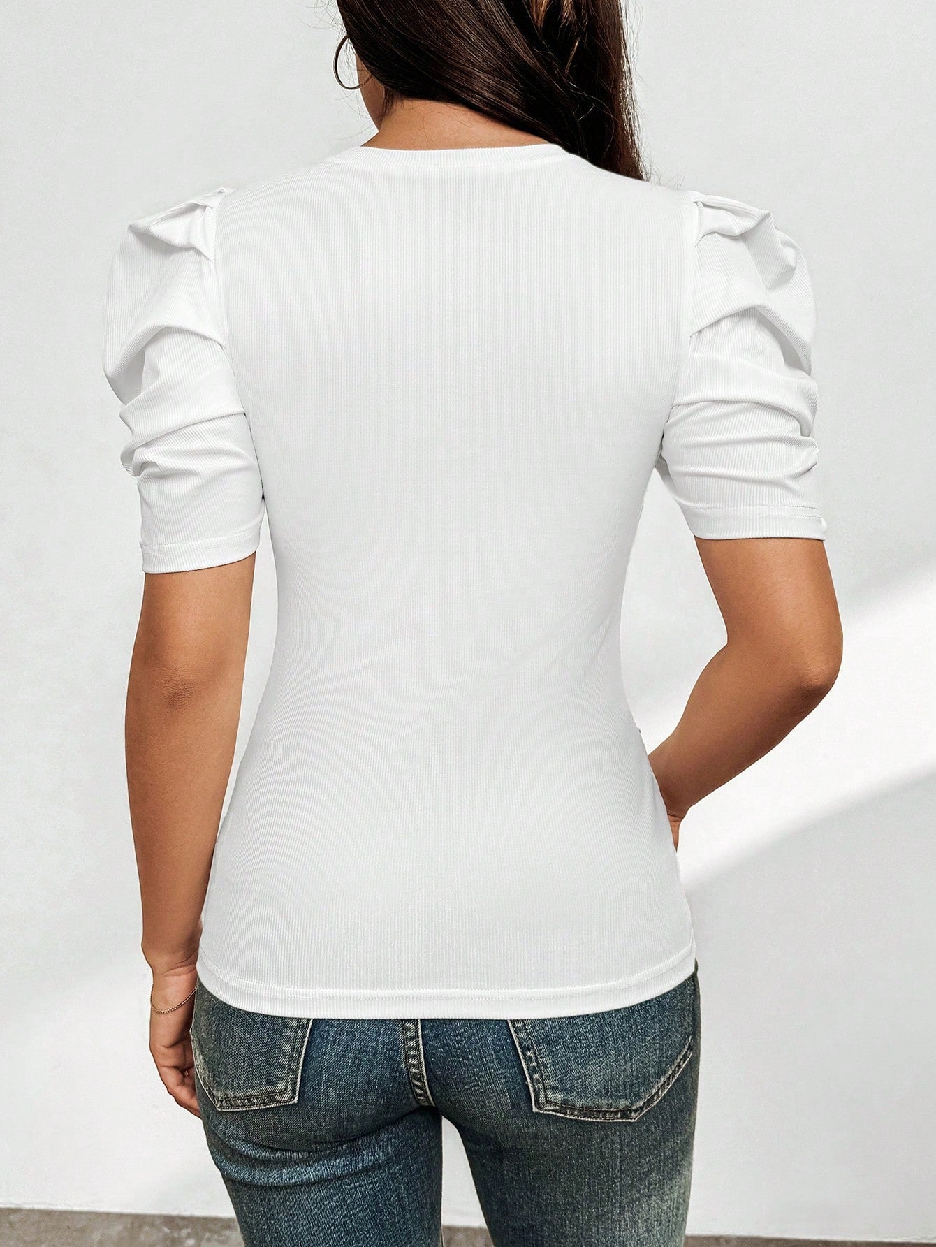 Privé Ladies' Elegant White Short Sleeve T-Shirt For Summer Commute