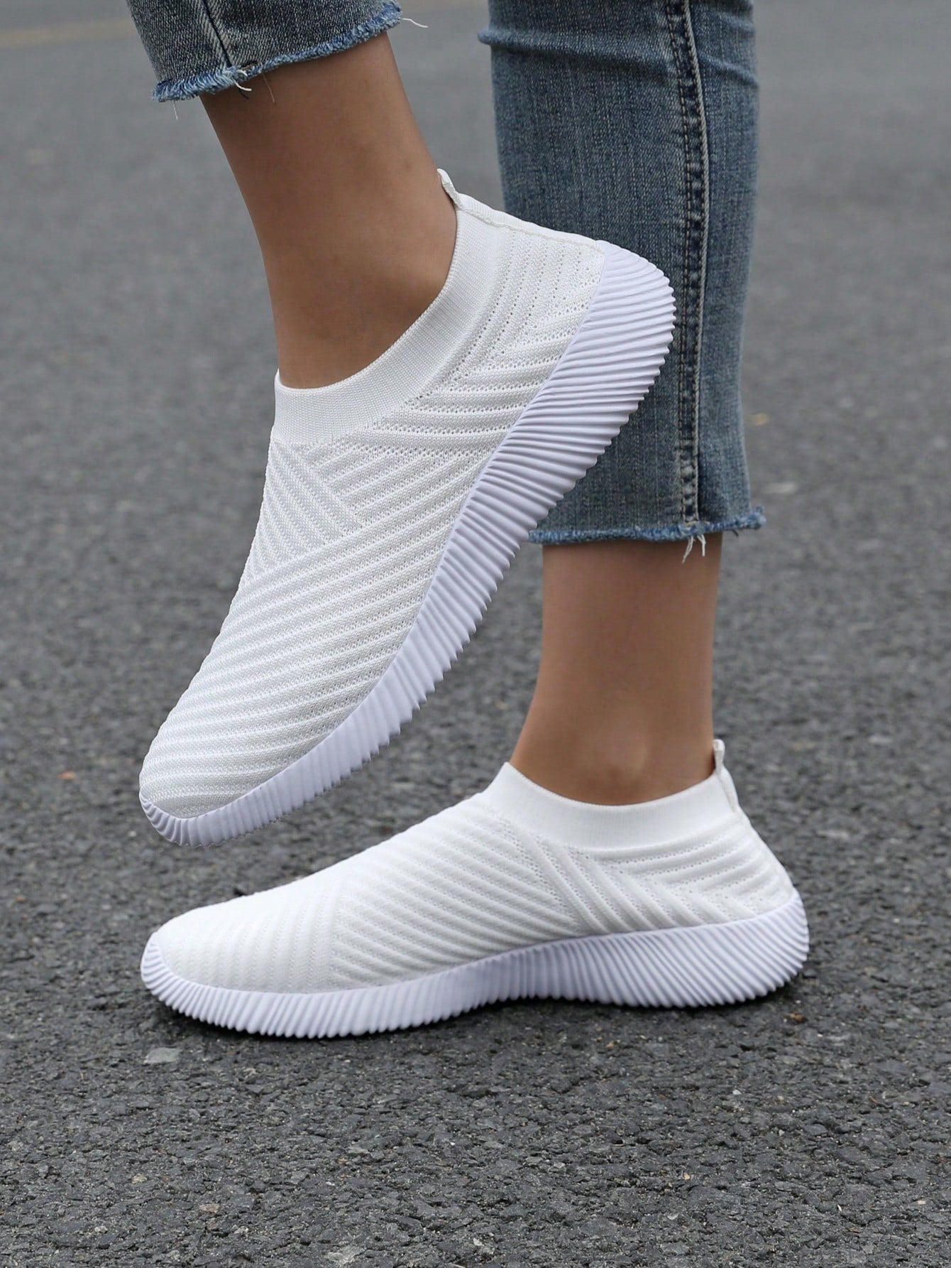 Ladies' Sporty Mesh One-Piece Flat Shoes In Casual Style, White