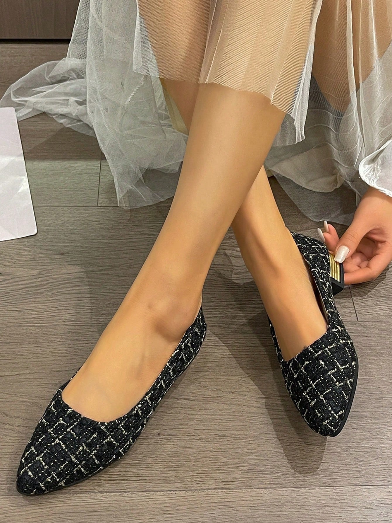 Women's Retro Princess Style Plaid Pattern Low Heel Pointed Toe Suede Flat Shoe For Parties, Holidays