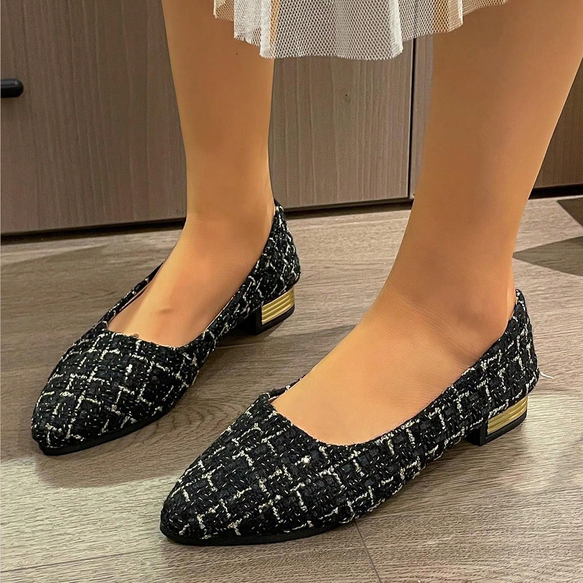 Women's Retro Princess Style Plaid Pattern Low Heel Pointed Toe Suede Flat Shoe For Parties, Holidays